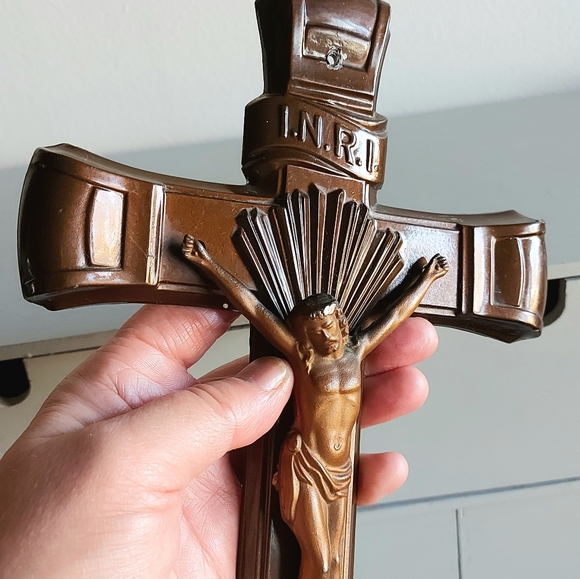 Metal crucifix in shades of brown and bronze. - Picture 7 of 9